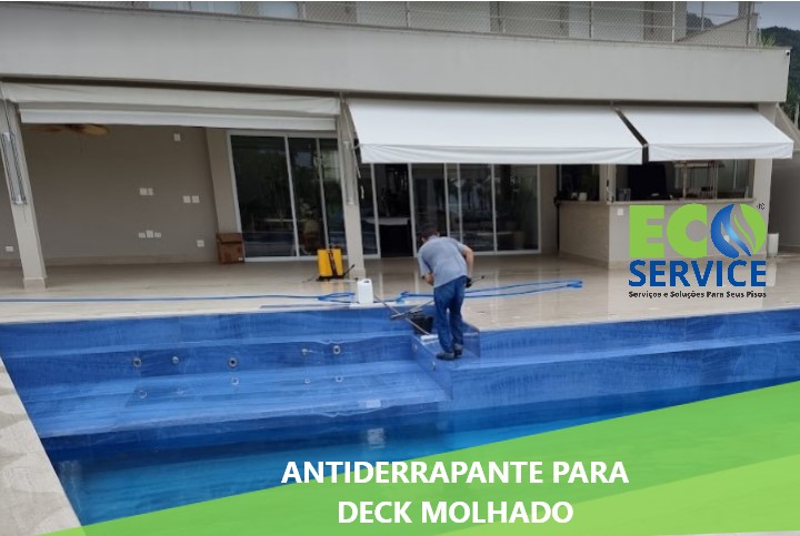 Aplicamos antiderrapante em deck molhado de piscina